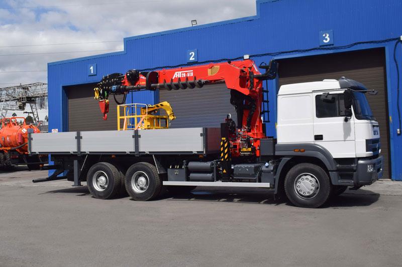 Бортовой Урал C34520-Y401843-C2 с КМУ АНТ 20-5ТЛ серии М (сп.м., г/п 8 т., тросовый, бур, люлька)